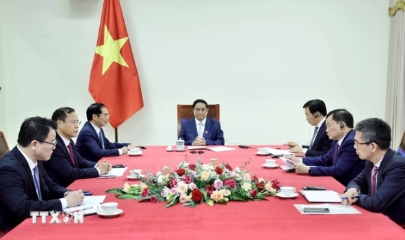 PM Chinh invites his Singaporean counterpart to visit Vietnam soon